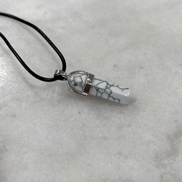 HOWLITE STONE PENDANT NECKLACE - Picture 3 of 3